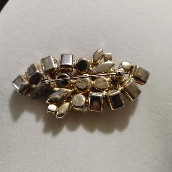 Brooch Red Aurora Borealis Rhinestone Gold Tone Vintage Setting Pinback Prong - Picture 3 of 11